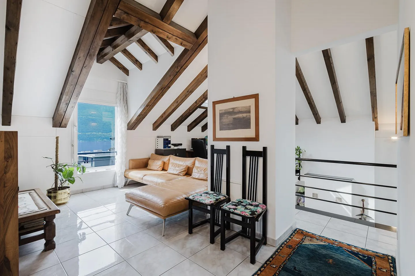 Charming Duplex Penthouse in Residential Area - Photo 11 of 15