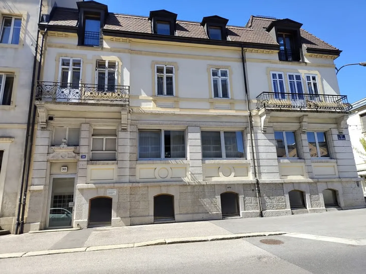 Historic mixed-use building for sale - Rue de la Serre 30, La Chaux-de-Fonds - Photo 2 of 13