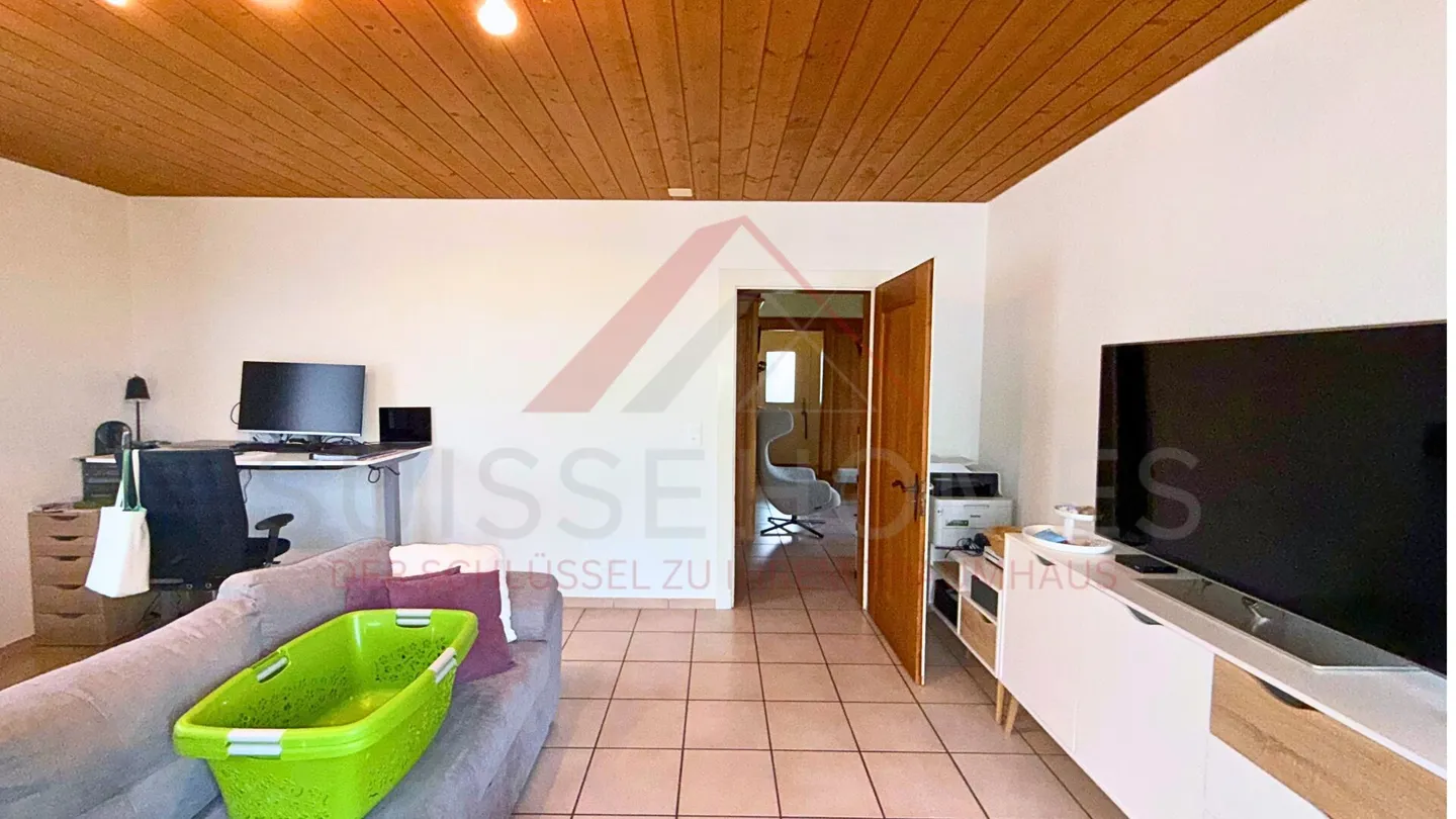 Casa plurifamiliare con rendimento del 4,8% - ben tenuta, solida e centrale a Grasswil BE - Foto 2 di 17