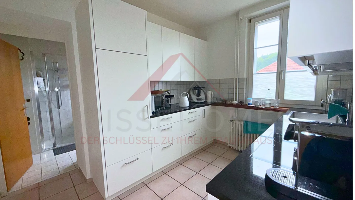 Casa plurifamiliare con rendimento del 4,8% - ben tenuta, solida e centrale a Grasswil BE - Foto 4 di 17