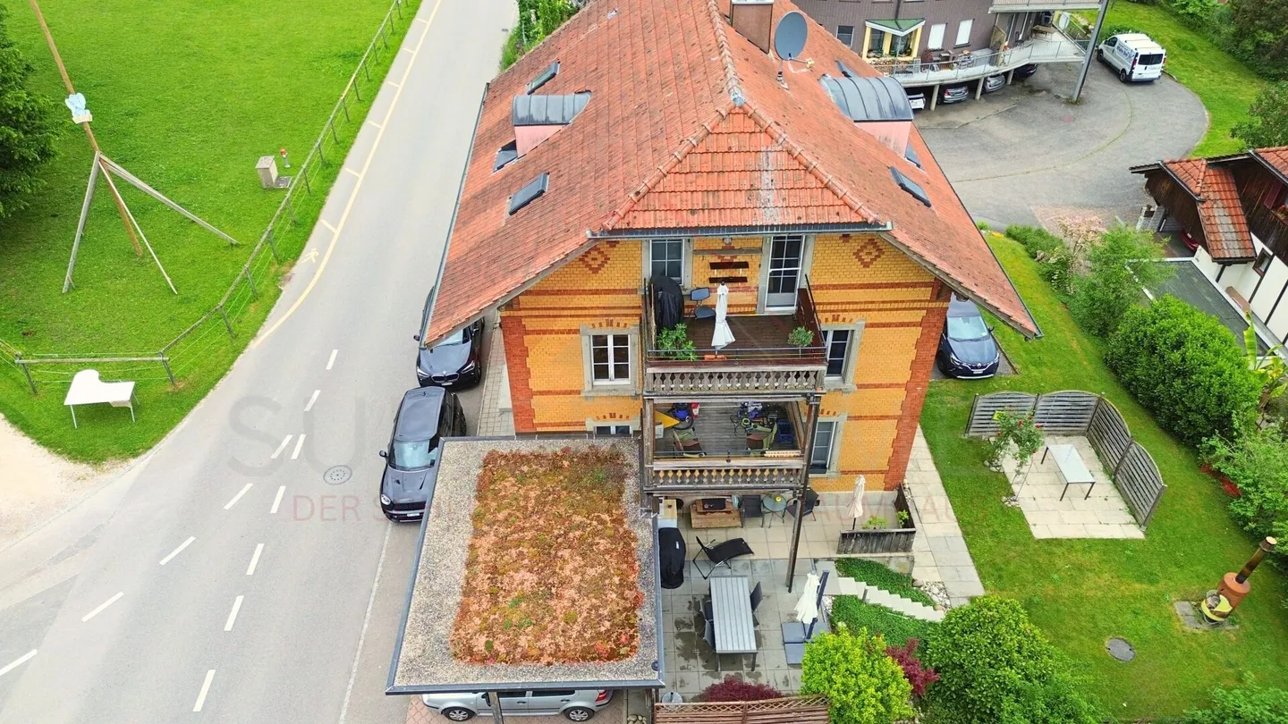 Casa plurifamiliare con rendimento del 4,8% - ben tenuta, solida e centrale a Grasswil BE - Foto 15 di 17