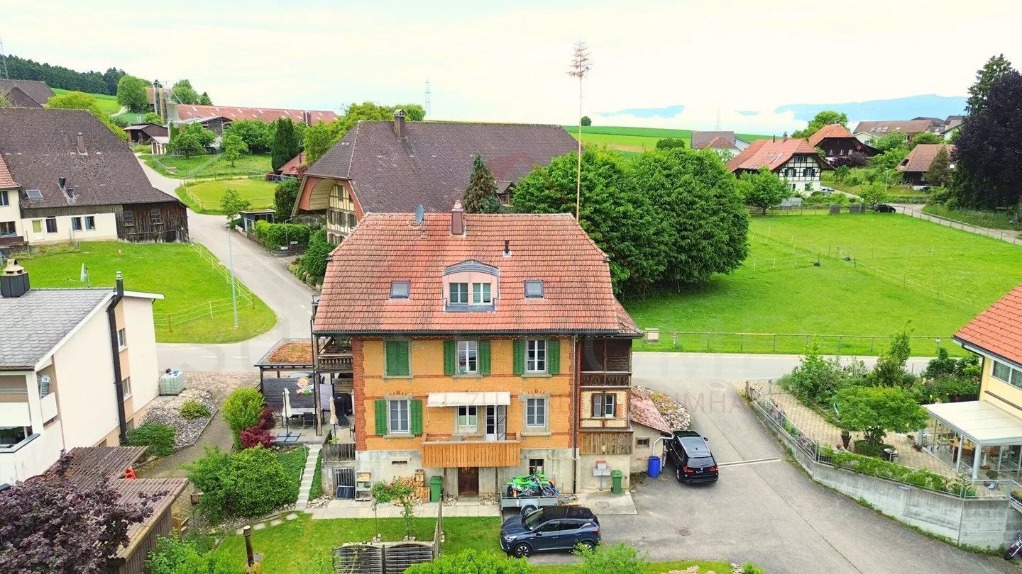Casa plurifamiliare con rendimento del 4,8% - ben tenuta, solida e centrale a Grasswil BE - Foto 16 di 17