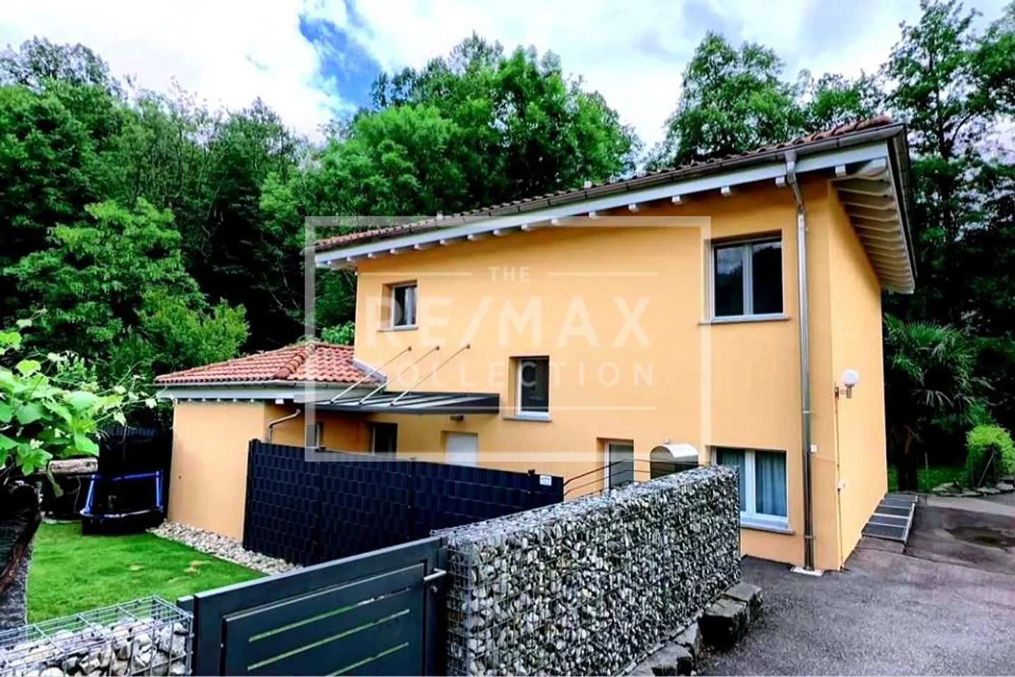 House with double living unit for rent - Photo 4 of 4