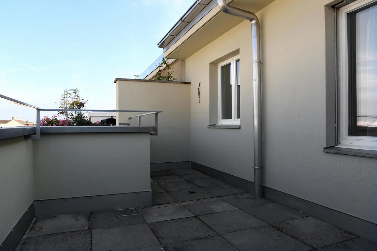 Furnished 2-room penthouse with balcony - Photo 8 of 9