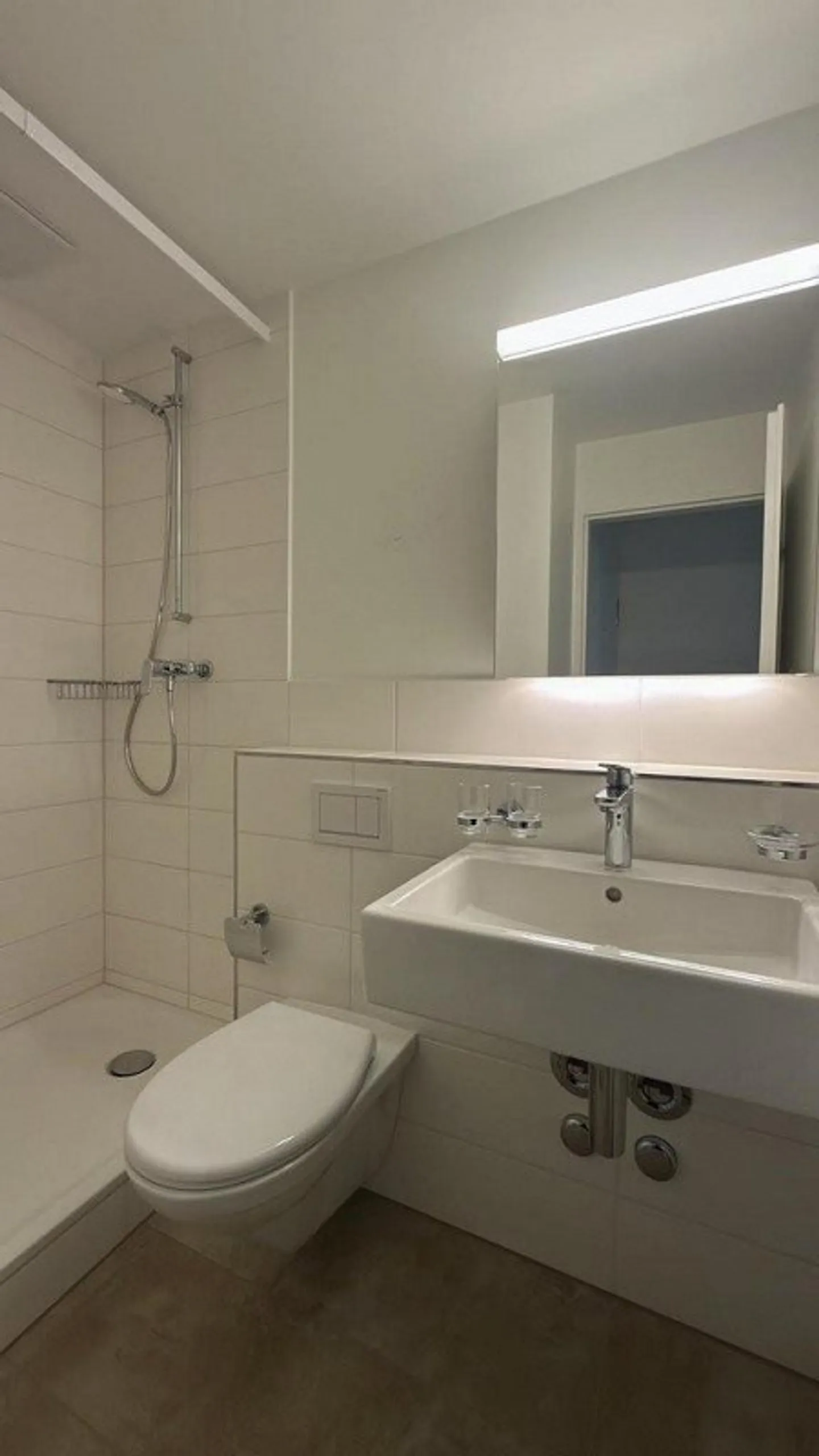 Spacious 3.5-room apartment with balcony in Pratteln - Photo 3 of 8