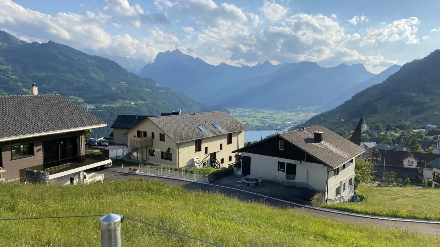 Erschlossenes Baugrundstück mit Weitblick und grossem Potenzial - Foto 2 von 8