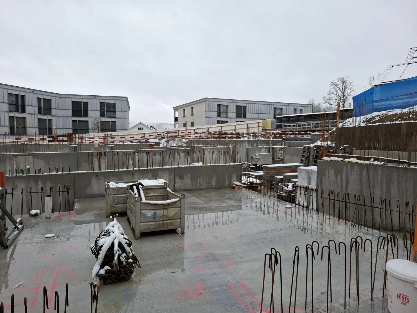 Appartement de 4 1/2 pièces au rez-de-chaussée avec grande terrasse - Photo 2 sur 8