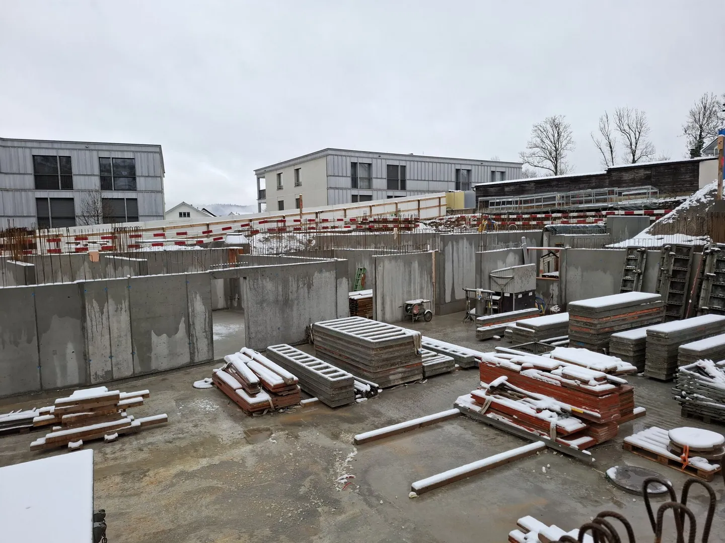 Appartement de 4 1/2 pièces au rez-de-chaussée avec grande terrasse - Photo 4 sur 8