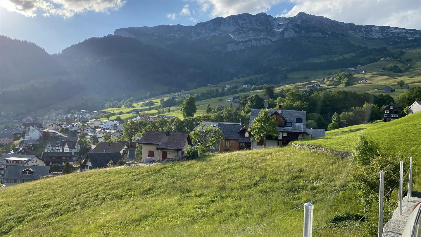 Erschlossenes Baugrundstück mit Weitblick und grossem Potenzial - Foto 5 von 8