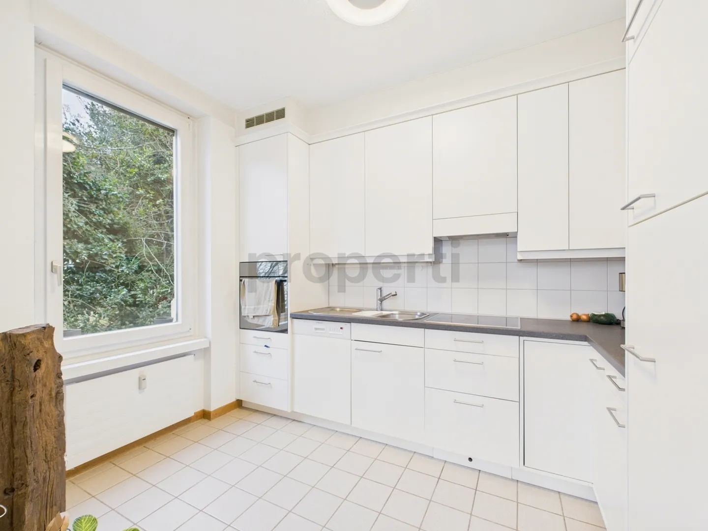 Bright 3.5-room apartment with balcony in Zurich - Photo 5 of 11