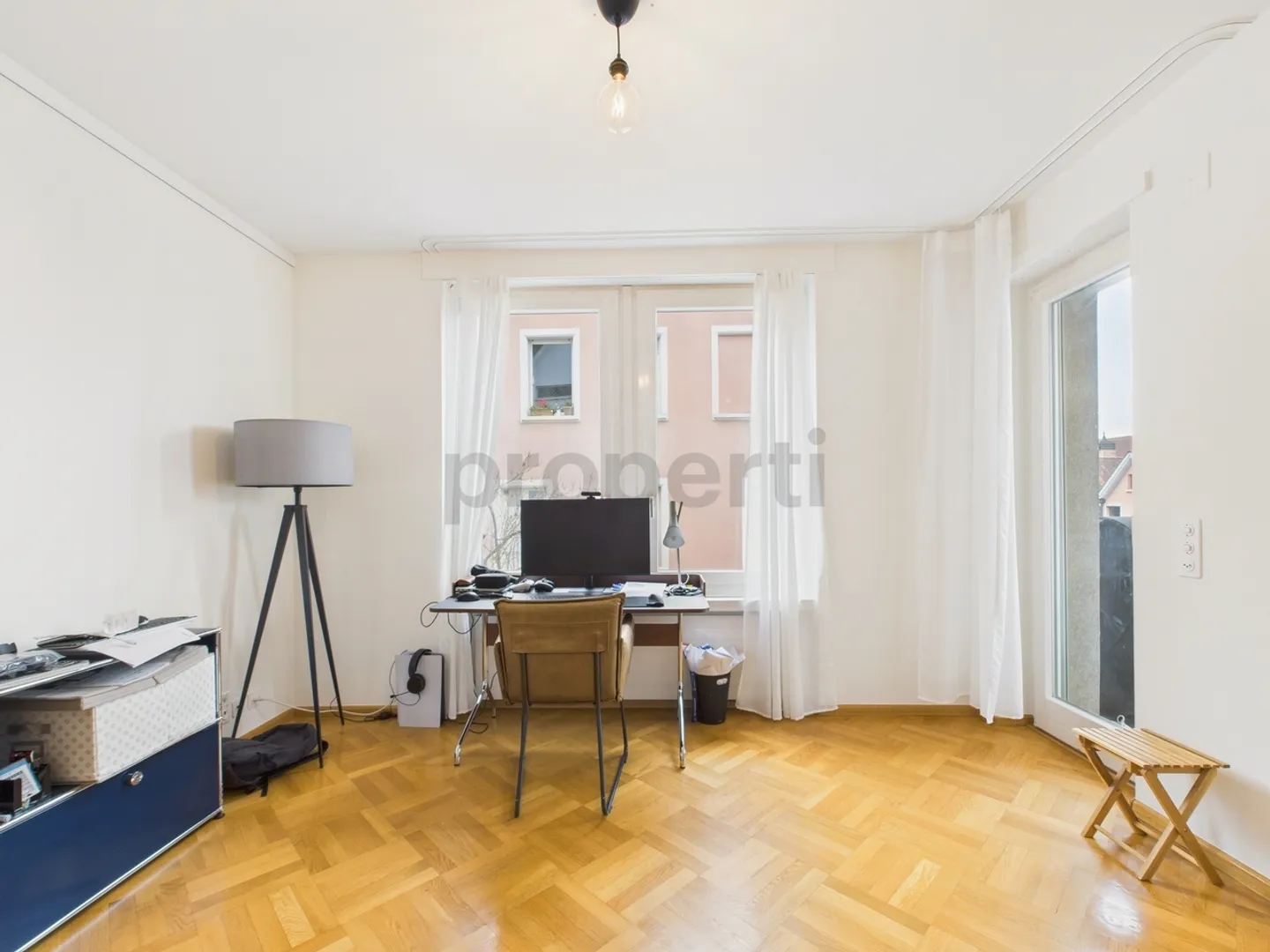 Bright 3.5-room apartment with balcony in Zurich - Photo 7 of 11