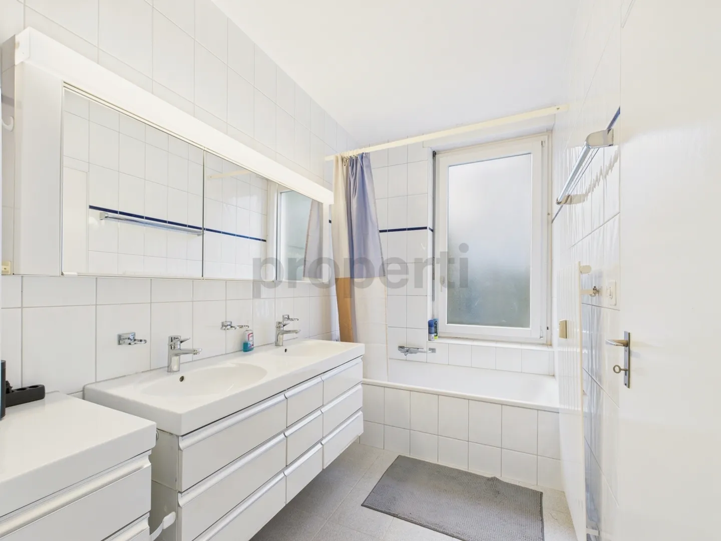 Bright 3.5-room apartment with balcony in Zurich - Photo 8 of 11