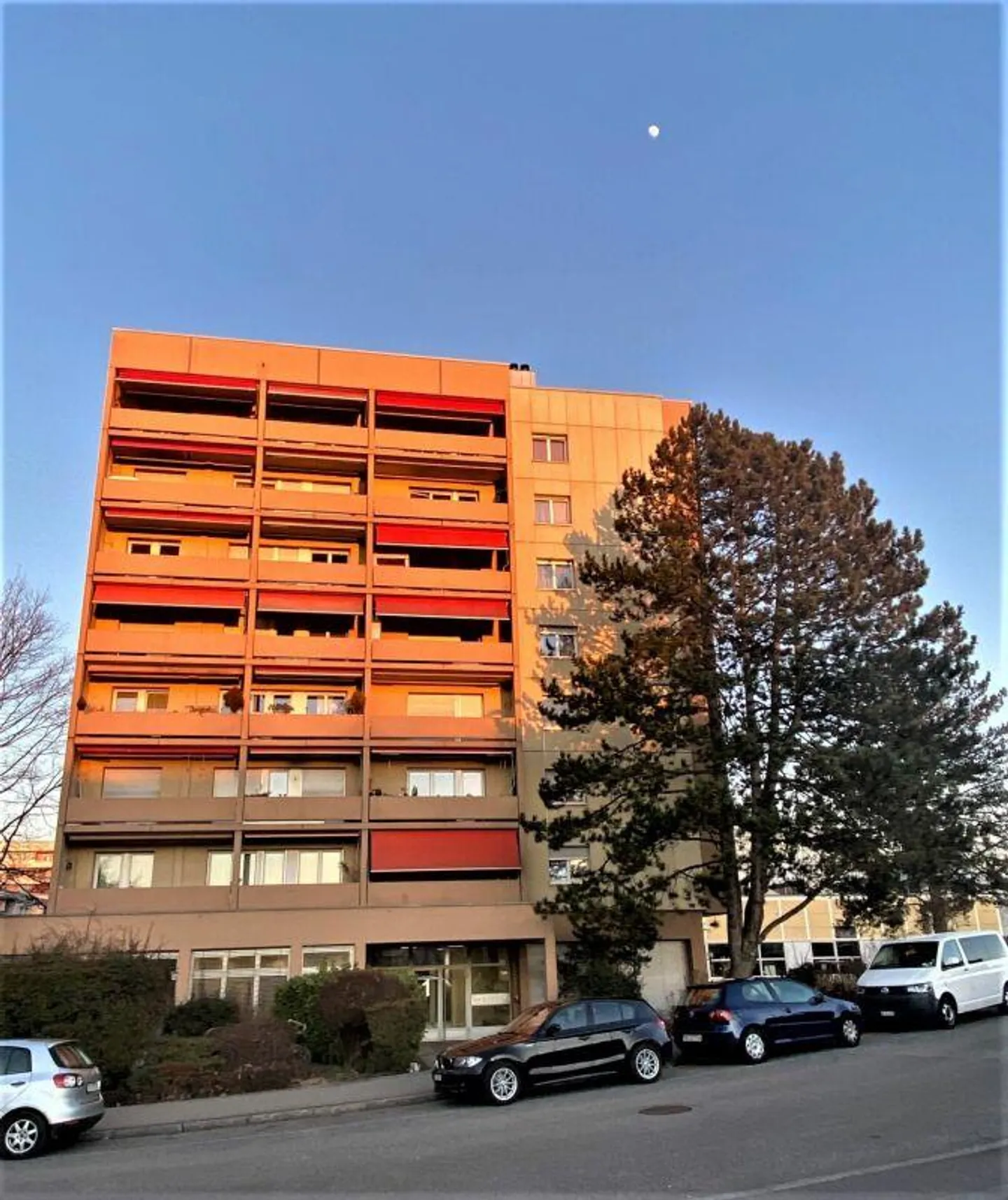 5 1/2-room apartment with interesting distant view - Photo 2 of 17
