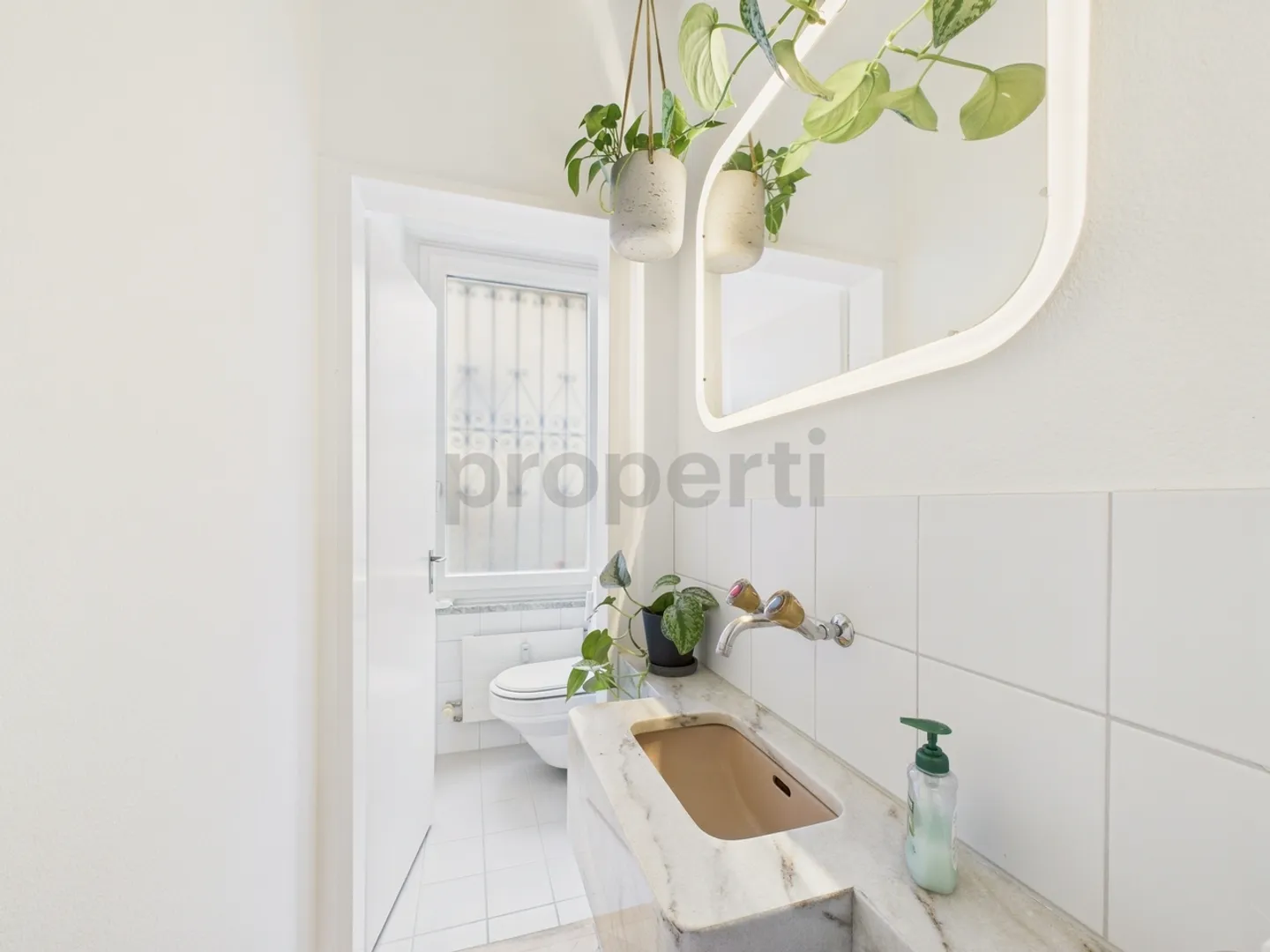 Bright 3.5-room apartment with balcony in Zurich - Photo 9 of 11