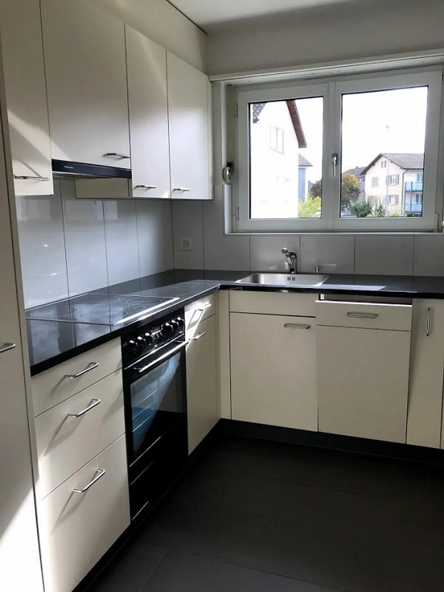 morderne Wohnung- 1 Minute vom Bahnhof entfernt - Foto 2 von 8