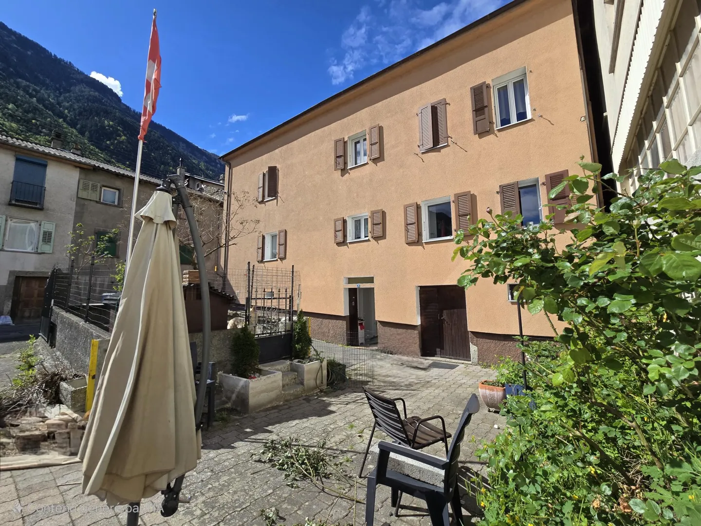 Maison dans le village avec un grand potentiel - Terrain et places de parking - Photo 2 sur 9