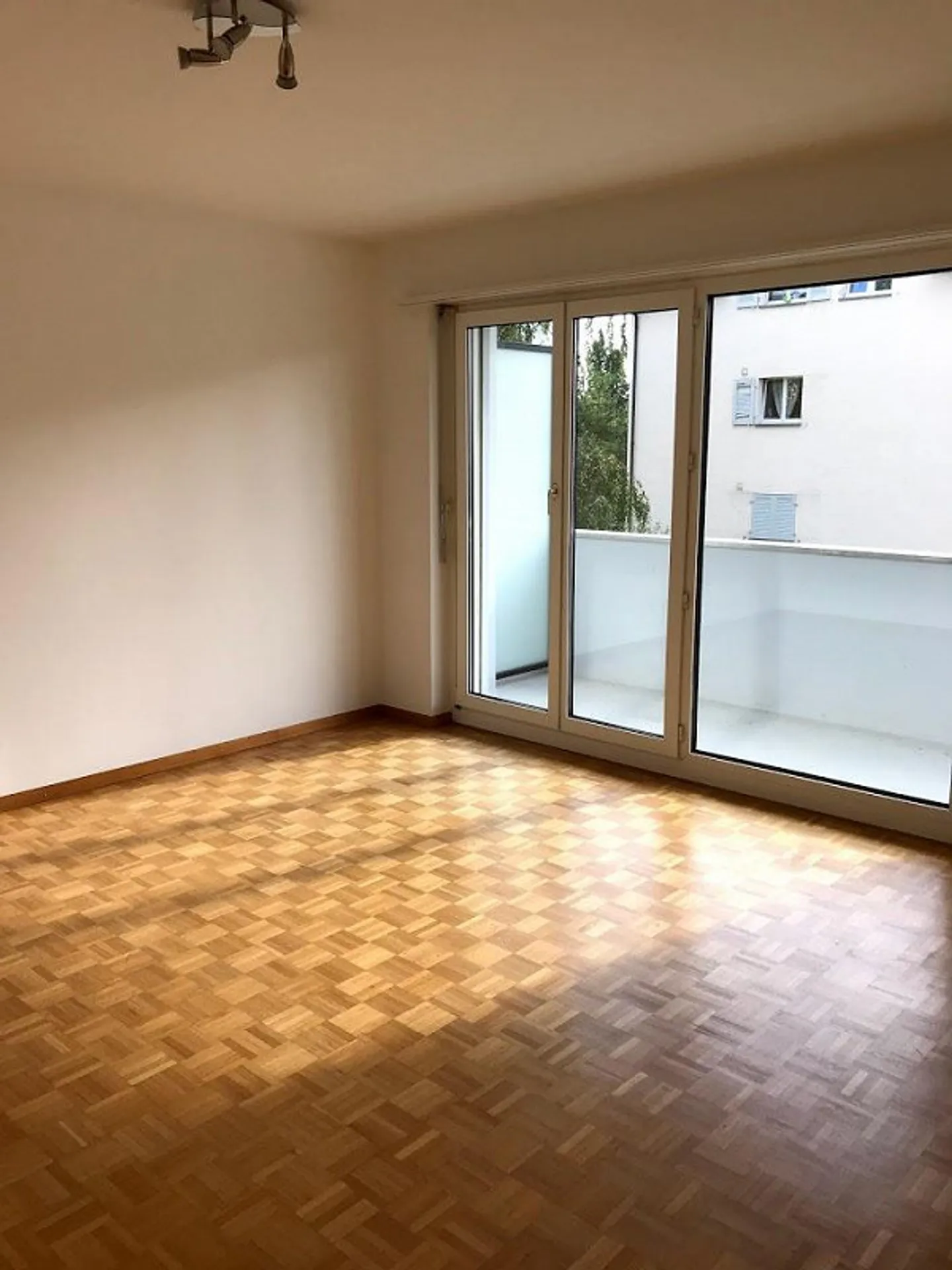 morderne Wohnung- 1 Minute vom Bahnhof entfernt - Foto 4 von 8