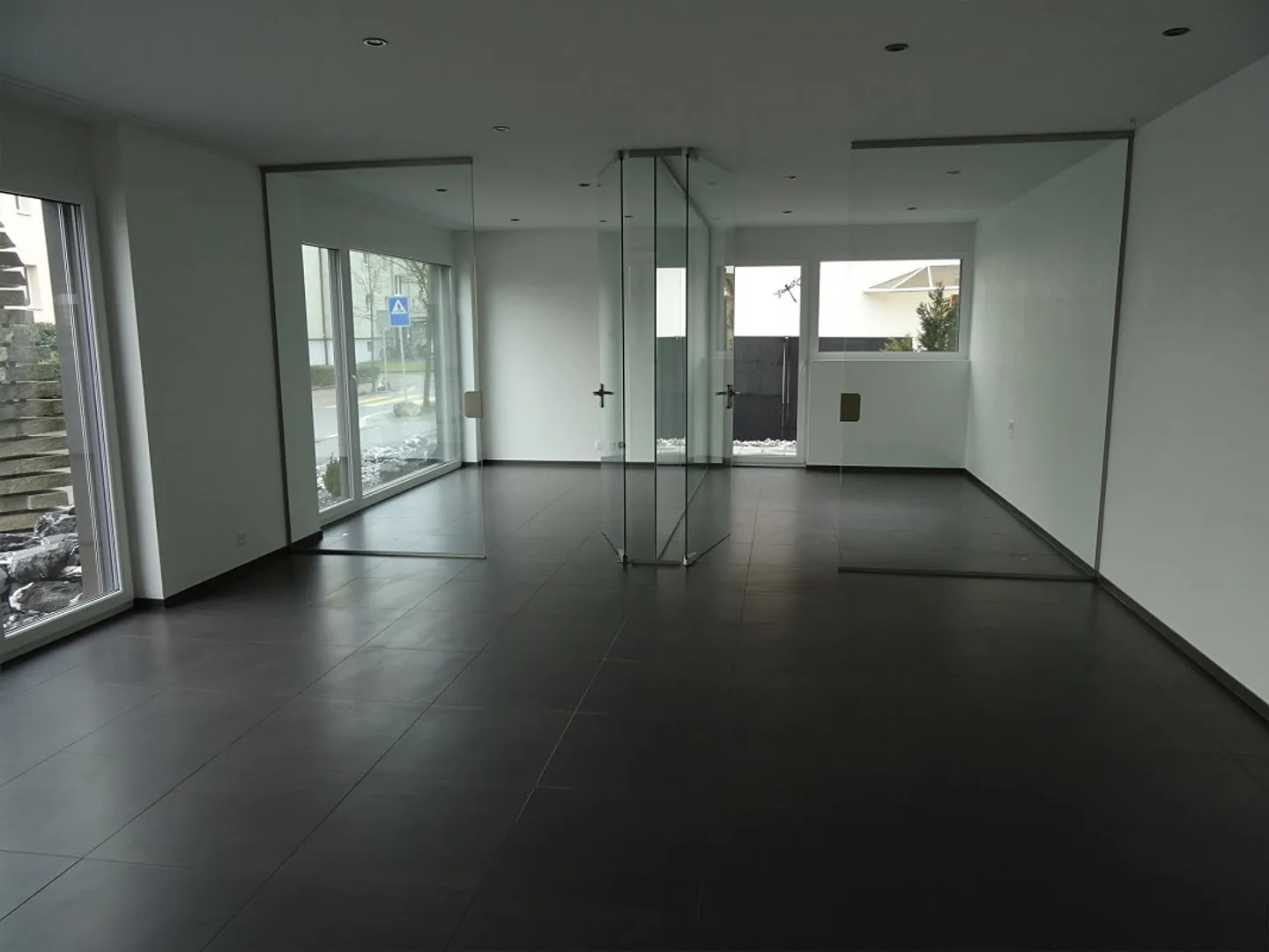 Espace commercial lumineux dans un emplacement central - 66 m² au rez-de-chaussée - Photo 1 sur 5