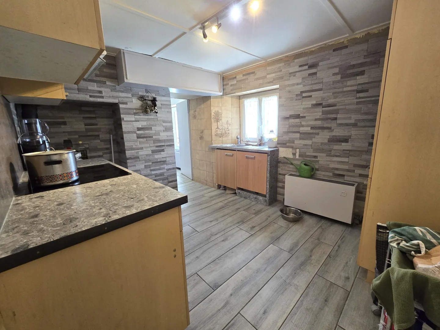 Maison dans le village avec un grand potentiel - Terrain et places de parking - Photo 4 sur 9