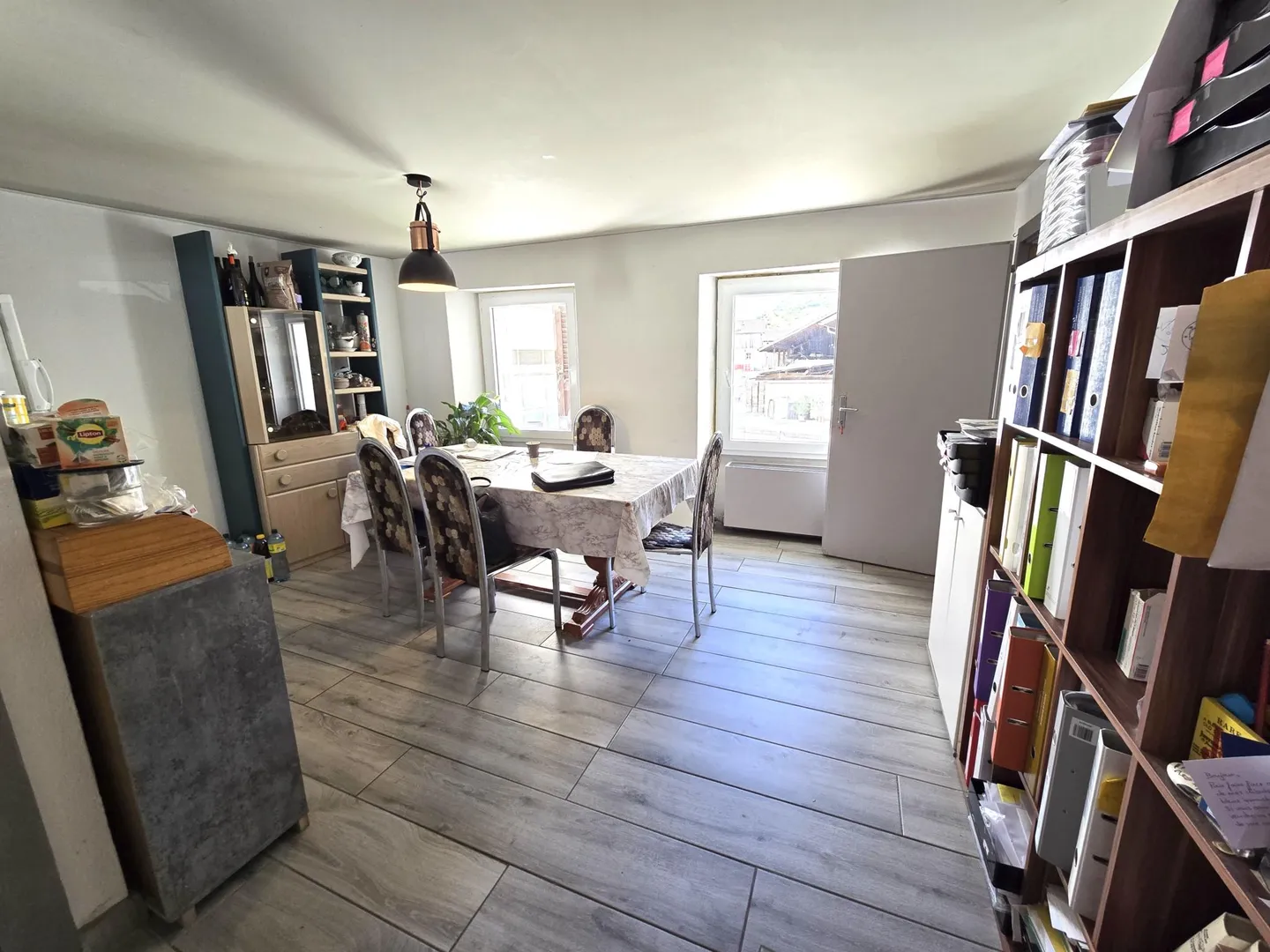 Maison dans le village avec un grand potentiel - Terrain et places de parking - Photo 7 sur 9