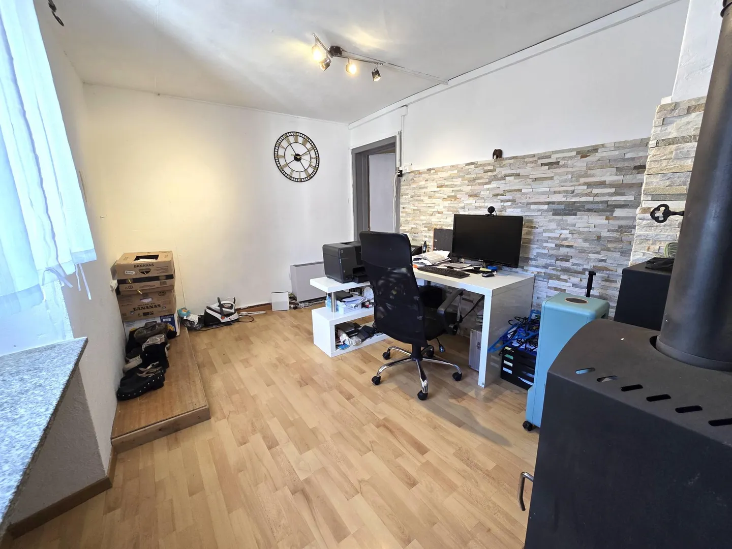 Maison dans le village avec un grand potentiel - Terrain et places de parking - Photo 8 sur 9