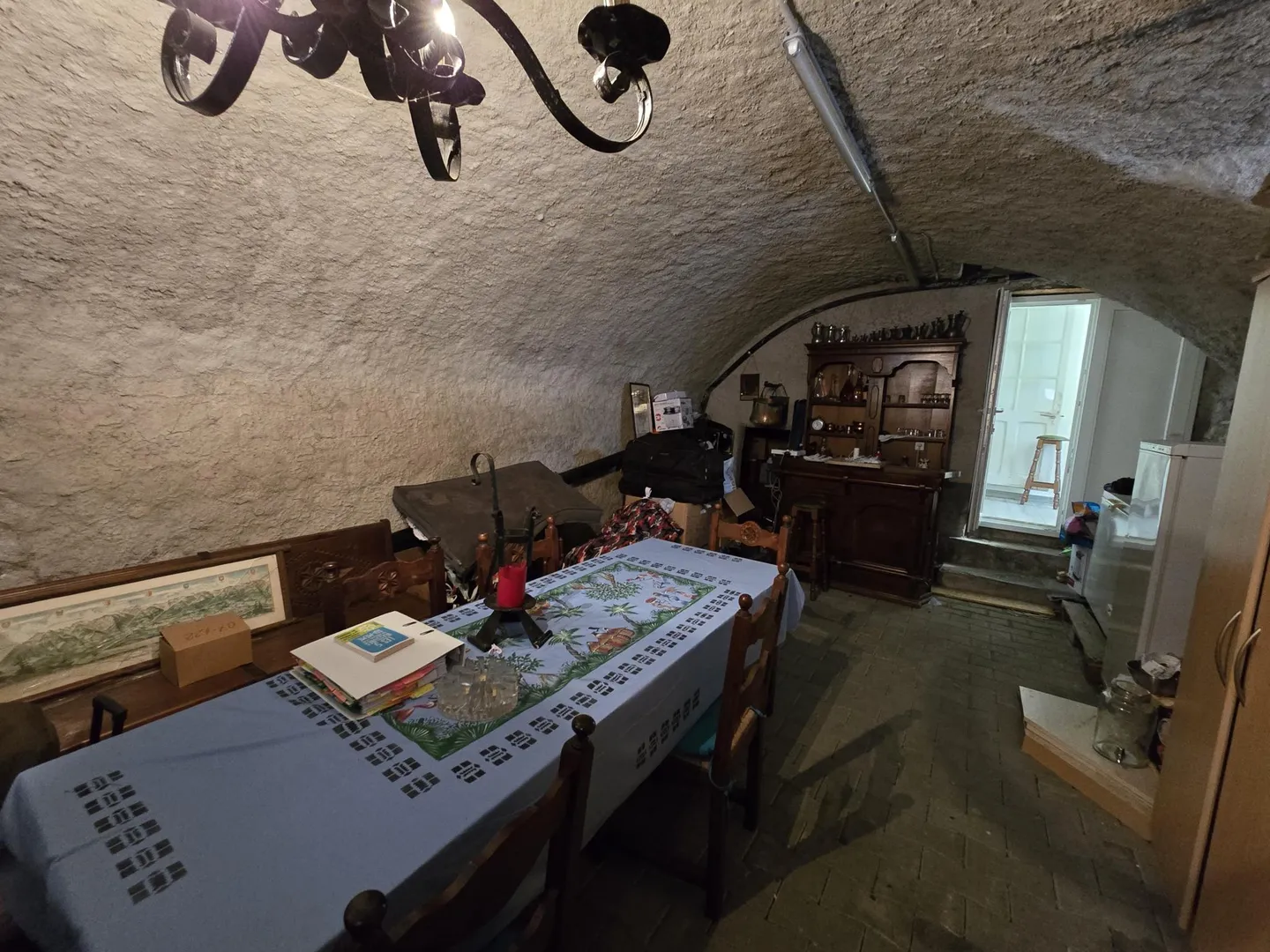 Maison dans le village avec un grand potentiel - Terrain et places de parking - Photo 9 sur 9