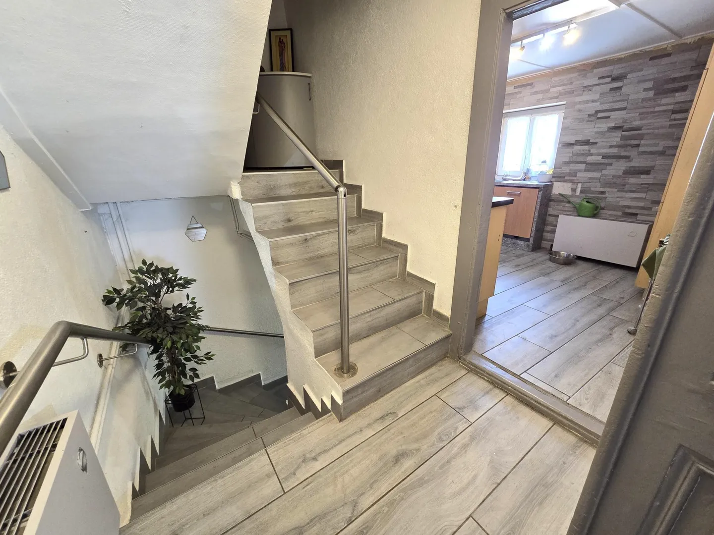 Maison dans le village avec un grand potentiel - Terrain et places de parking - Photo 5 sur 9