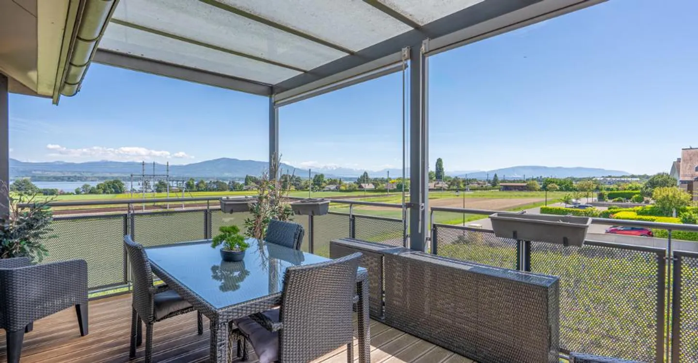 FUORI MERCATO! Duplex eccezionale con vista lago - Foto 1 di 12