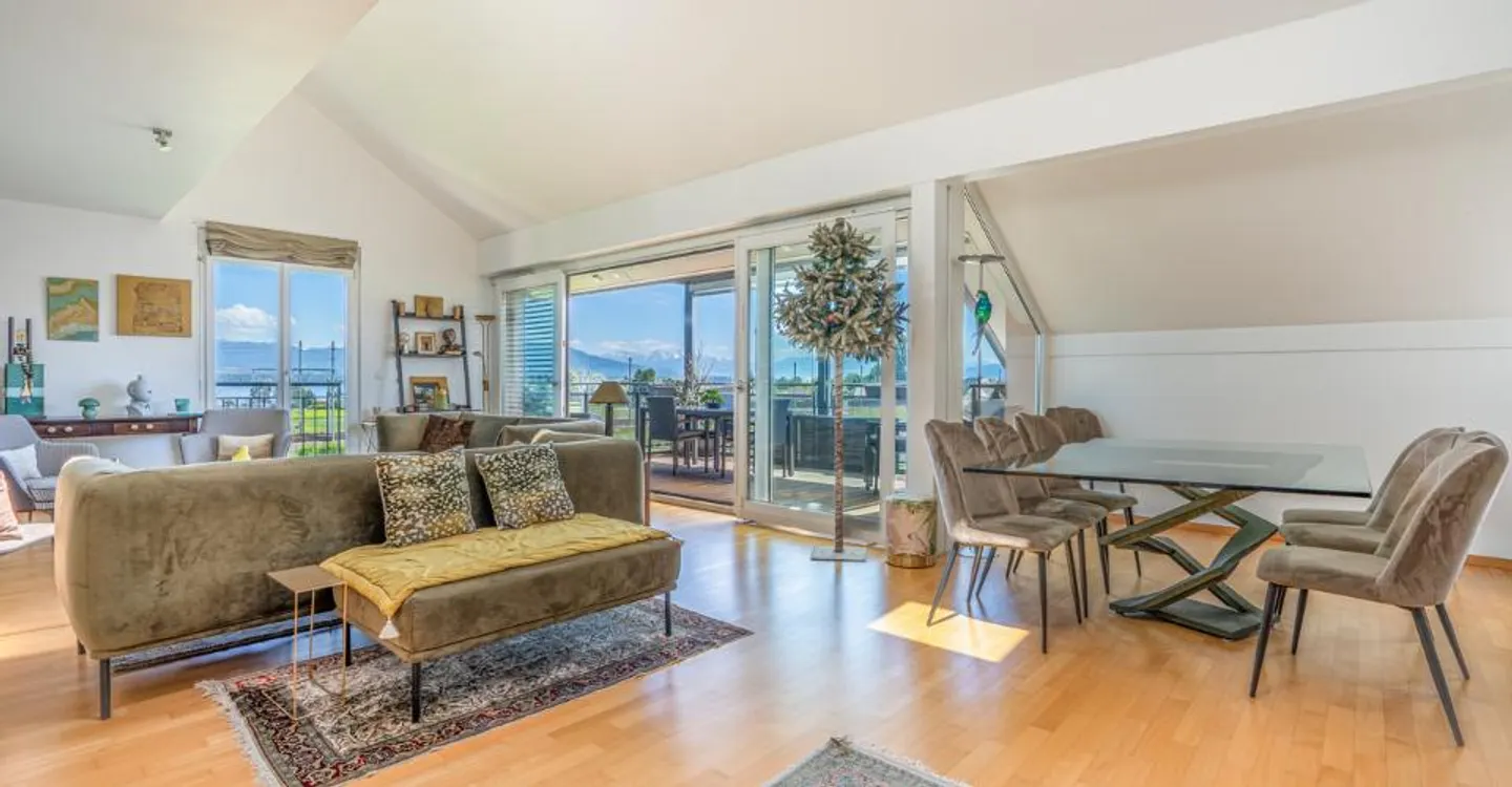 FUORI MERCATO! Duplex eccezionale con vista lago - Foto 3 di 12