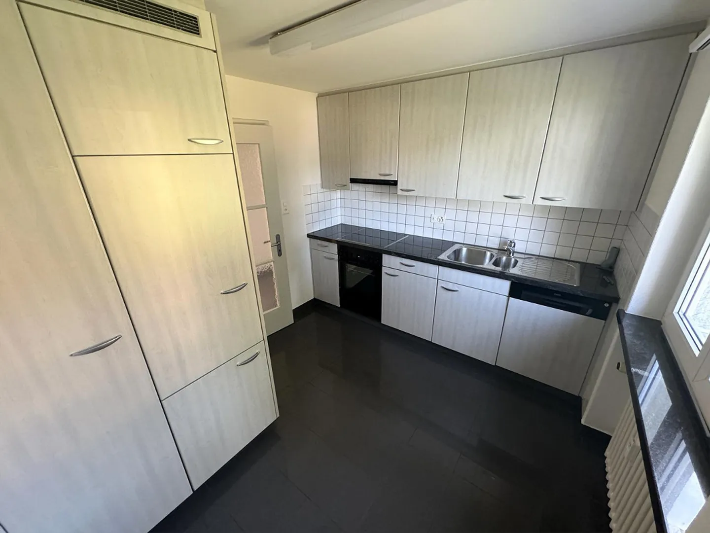 Appartement rénové de 4.0 pièces avec grand balcon dans un emplacement calme - Photo 2 sur 8