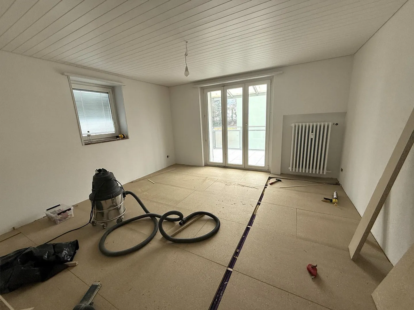 Appartement rénové de 4.0 pièces avec grand balcon dans un emplacement calme - Photo 3 sur 8