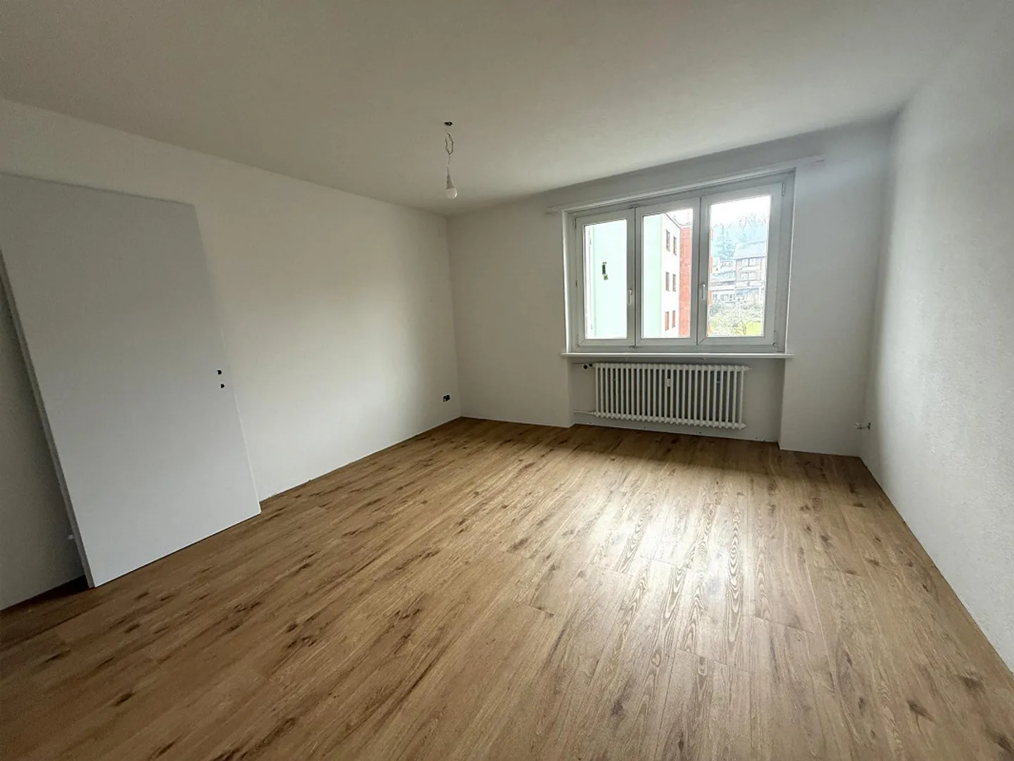 Appartement rénové de 4.0 pièces avec grand balcon dans un emplacement calme - Photo 4 sur 8