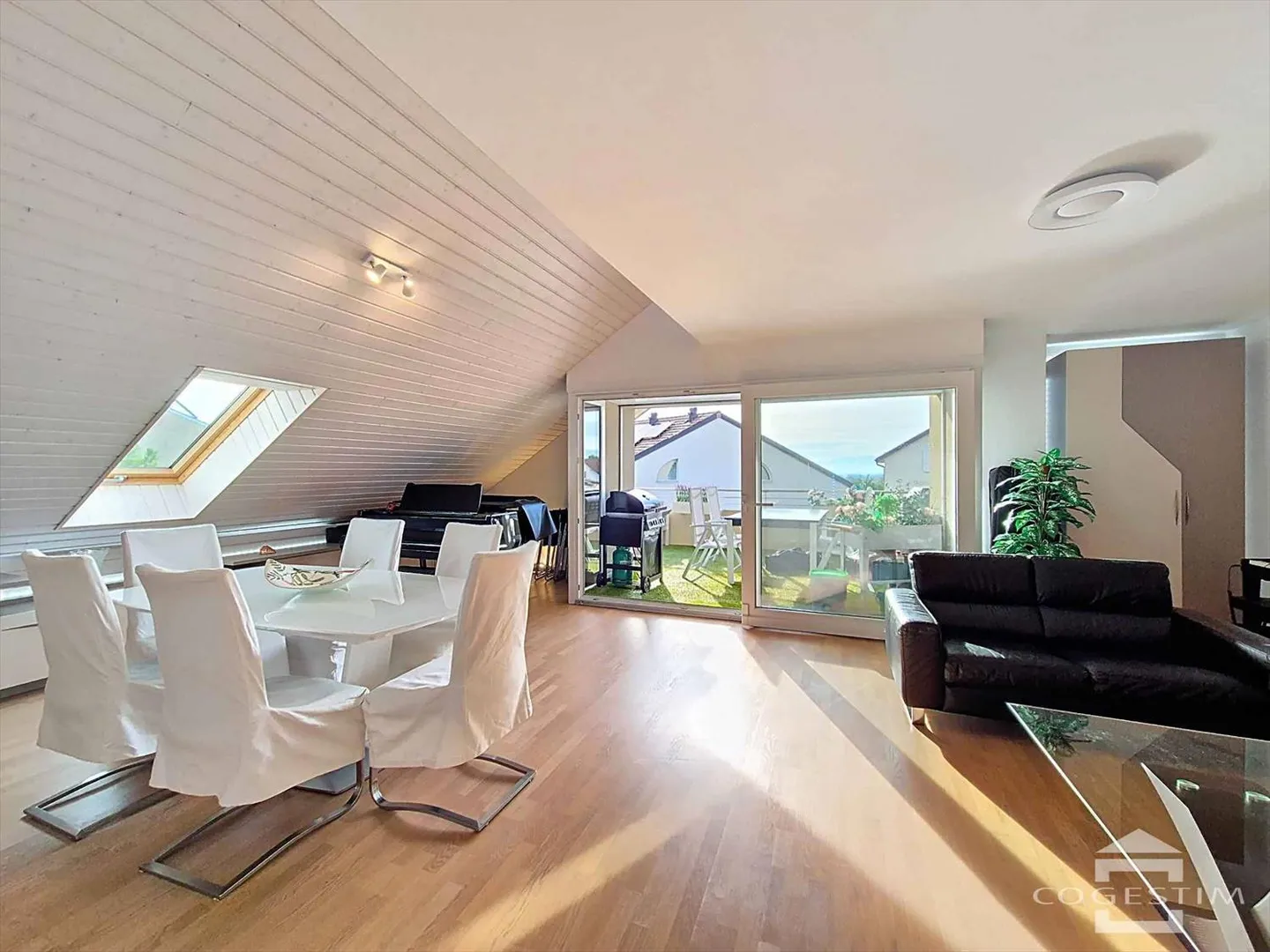 Ultimo piano 5.5 stanze - Foto 1 di 12