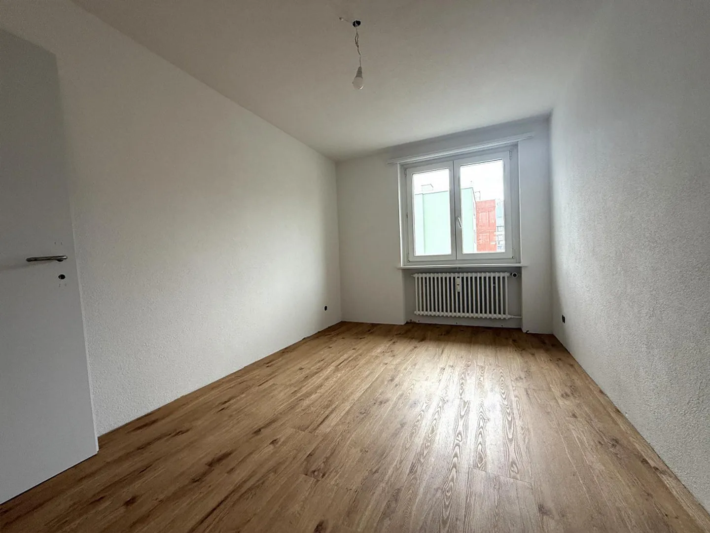 Appartement rénové de 4.0 pièces avec grand balcon dans un emplacement calme - Photo 5 sur 8