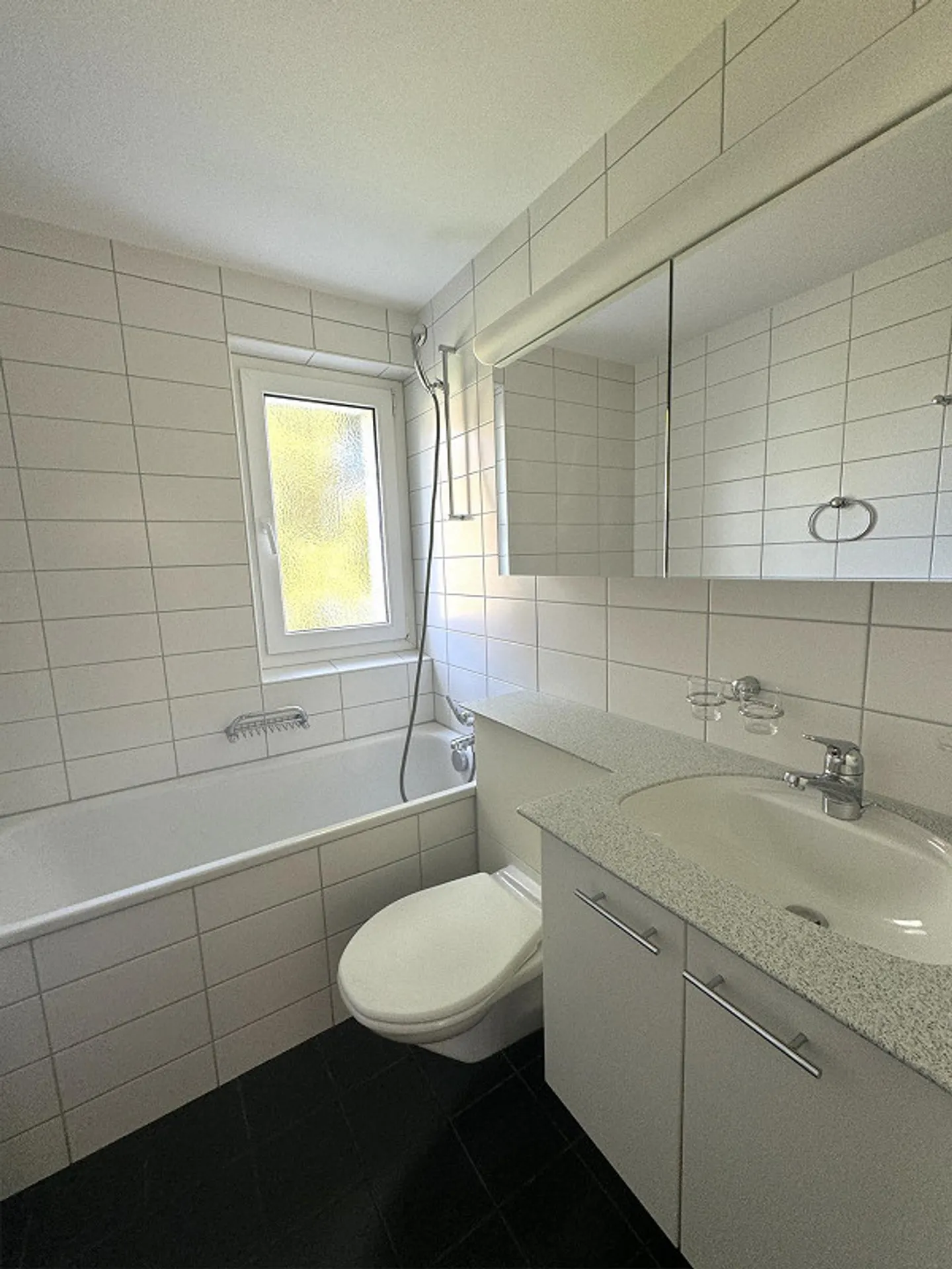 Appartement rénové de 4.0 pièces avec grand balcon dans un emplacement calme - Photo 6 sur 8