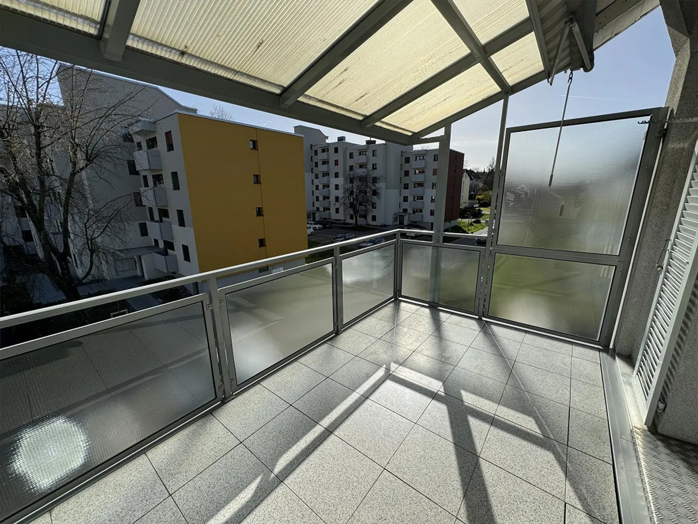 Appartement rénové de 4.0 pièces avec grand balcon dans un emplacement calme - Photo 7 sur 8