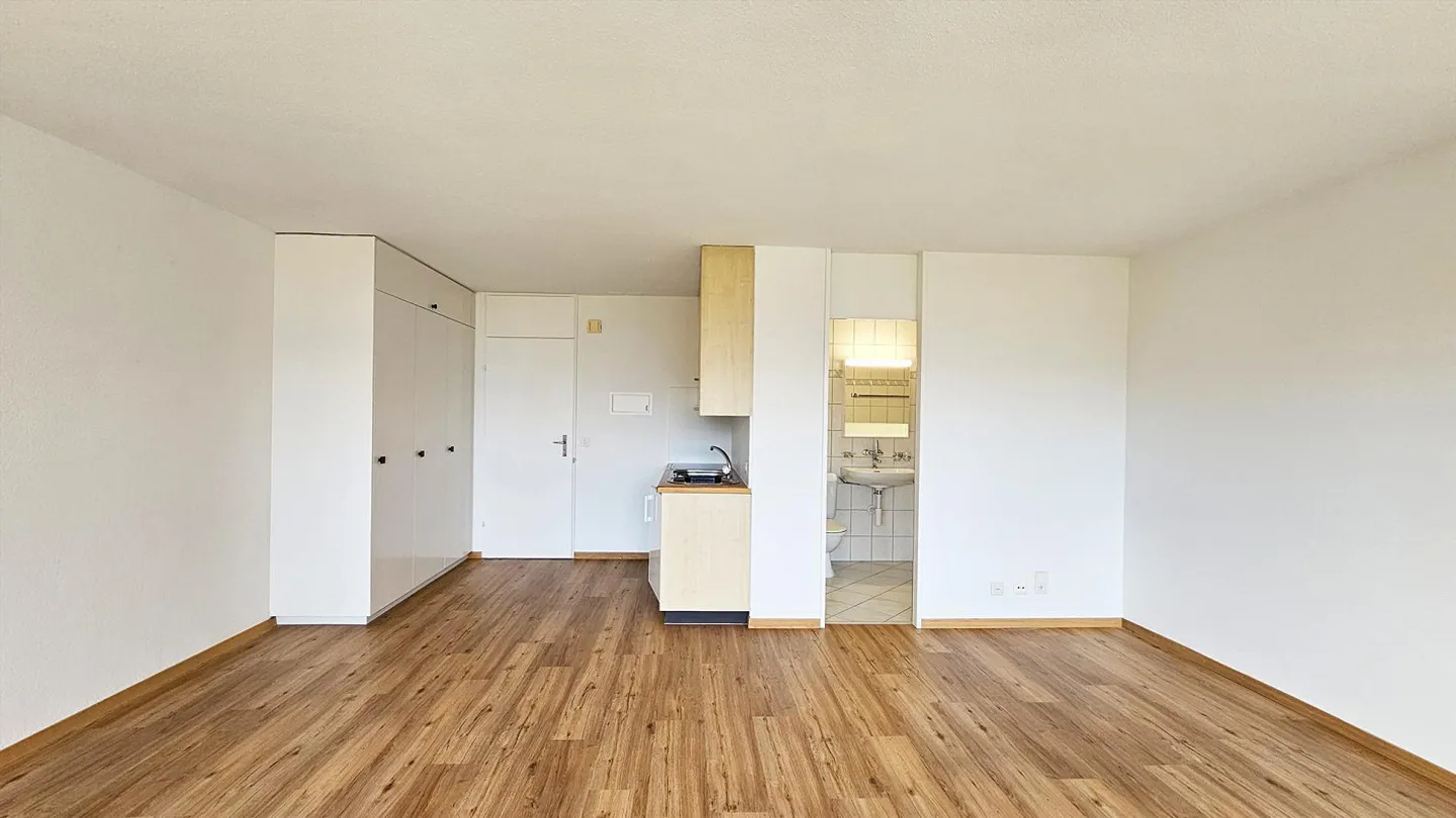Appartement 1.5 pièces dans un emplacement central avec vue sur la verdure - Photo 2 sur 7