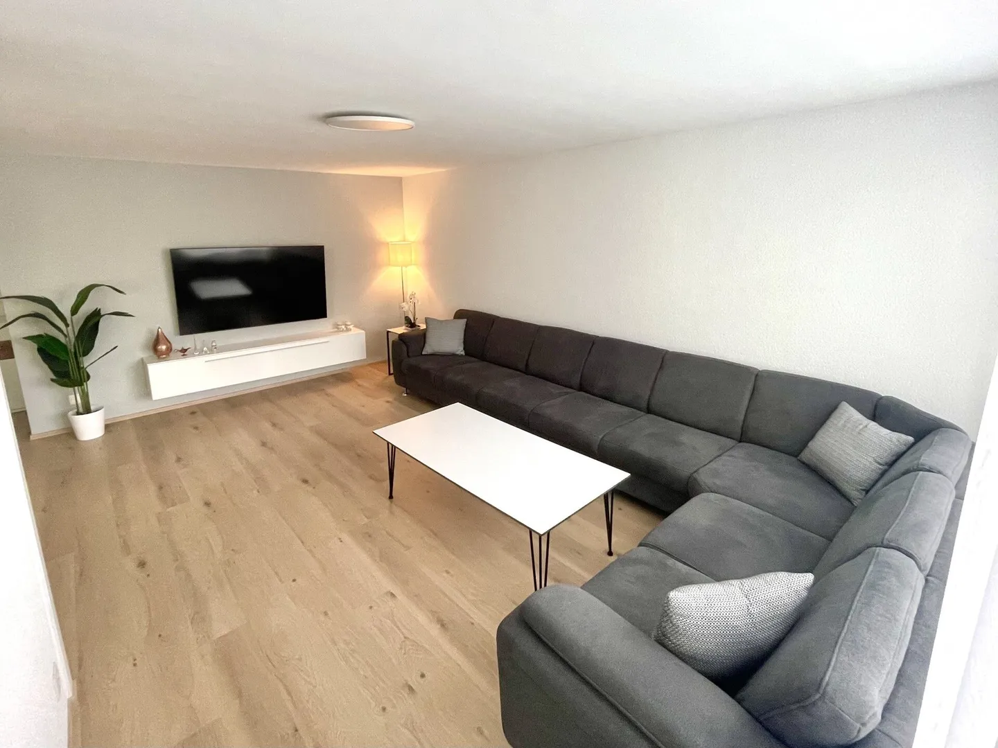 Moderno appartamento di 4,5 stanze con balcone e garage a Thun - Foto 1 di 9