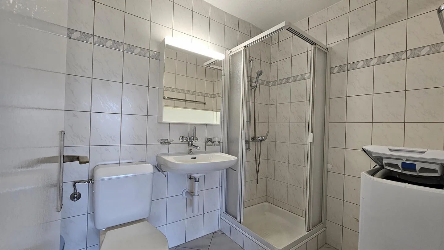 Appartement 1.5 pièces dans un emplacement central avec vue sur la verdure - Photo 5 sur 7