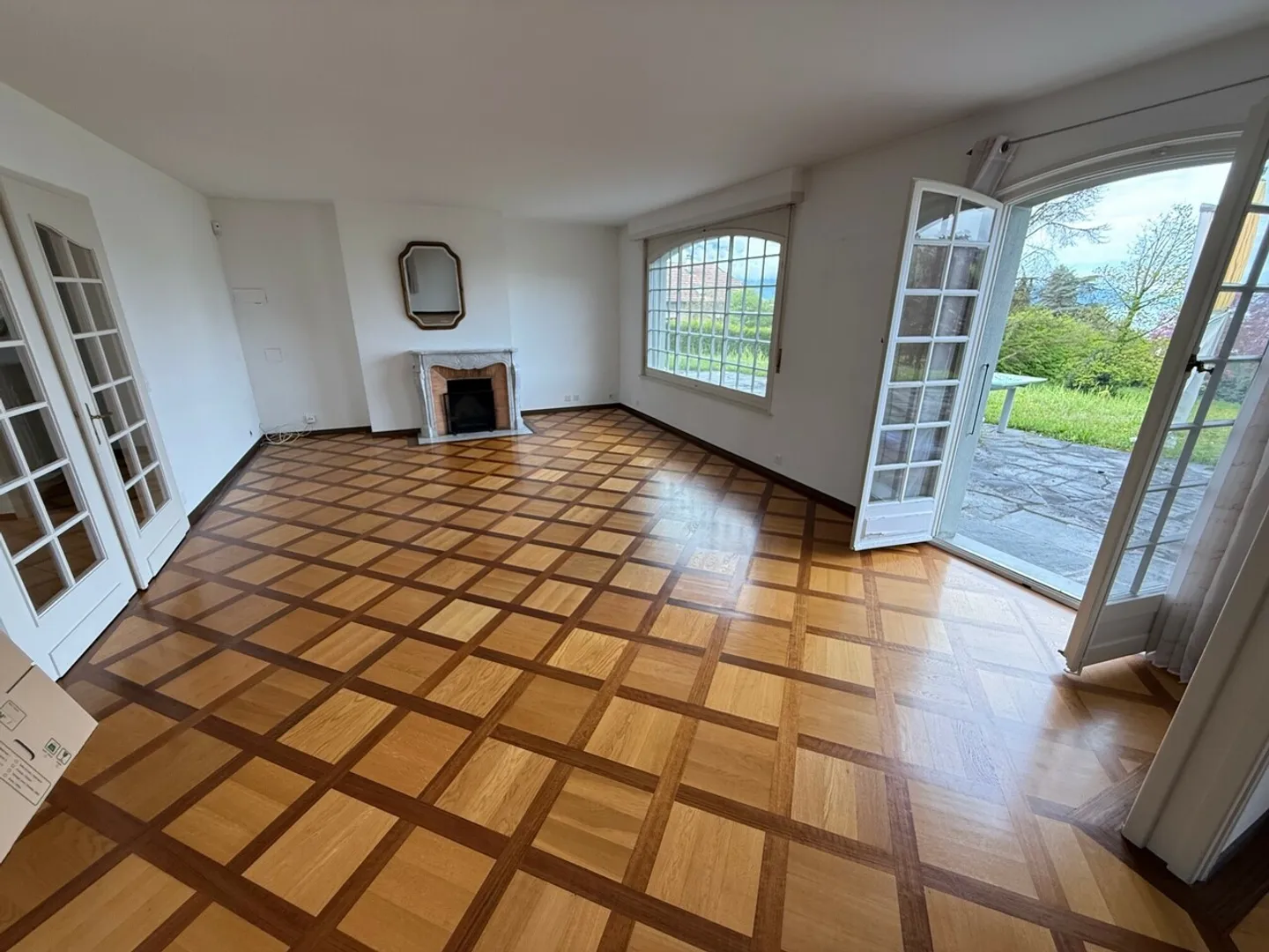 Affascinante casa vaudese con 9 stanze a Villeneuve - Prezzo su richiesta - Foto 3 di 12
