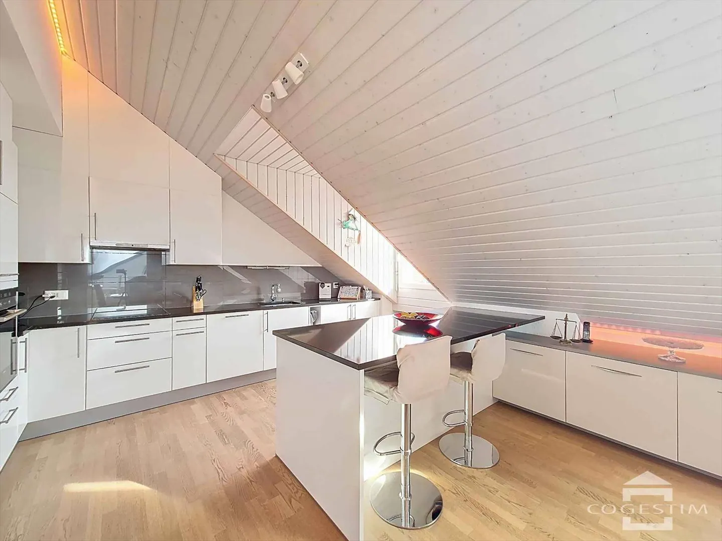 Ultimo piano 5.5 stanze - Foto 3 di 12