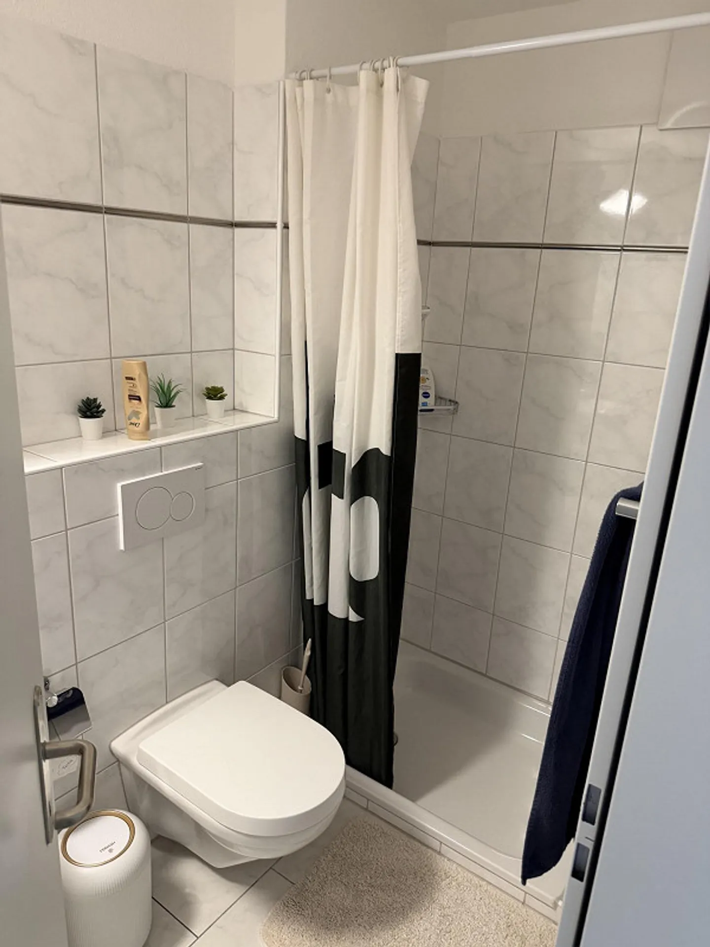 Attractive and freshly painted apartment with large balcony - Photo 3 of 9