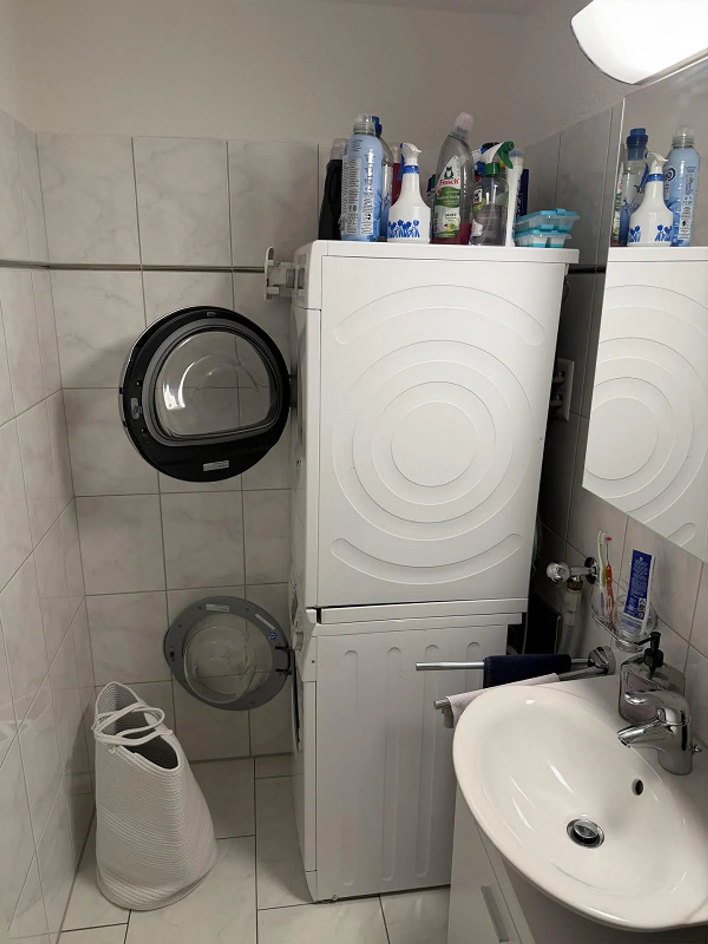 Attractive and freshly painted apartment with large balcony - Photo 4 of 9