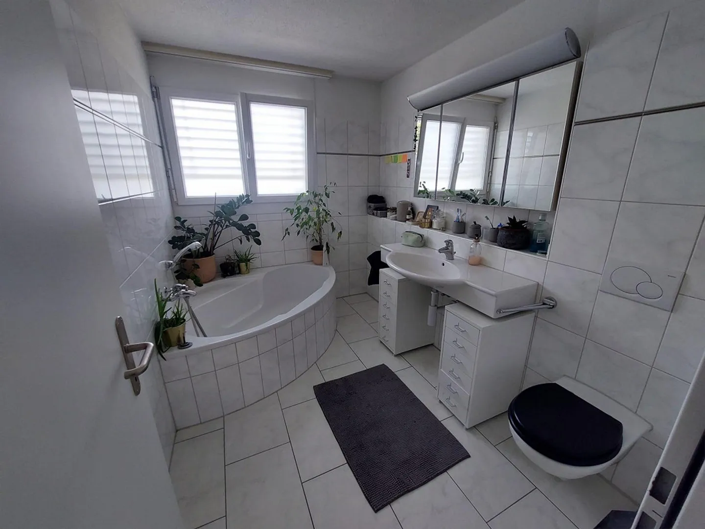 Attractive and freshly painted apartment with large balcony - Photo 2 of 9