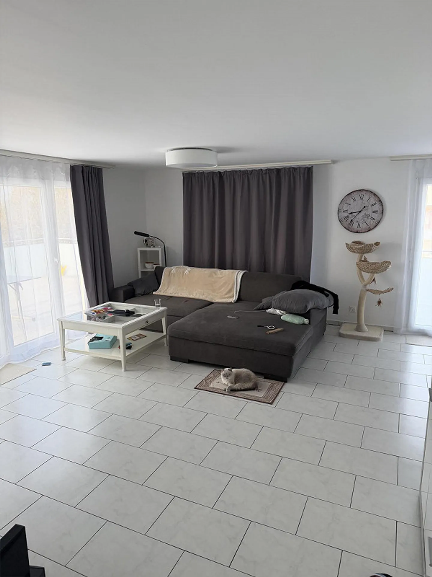 Attractive and freshly painted apartment with large balcony - Photo 5 of 9