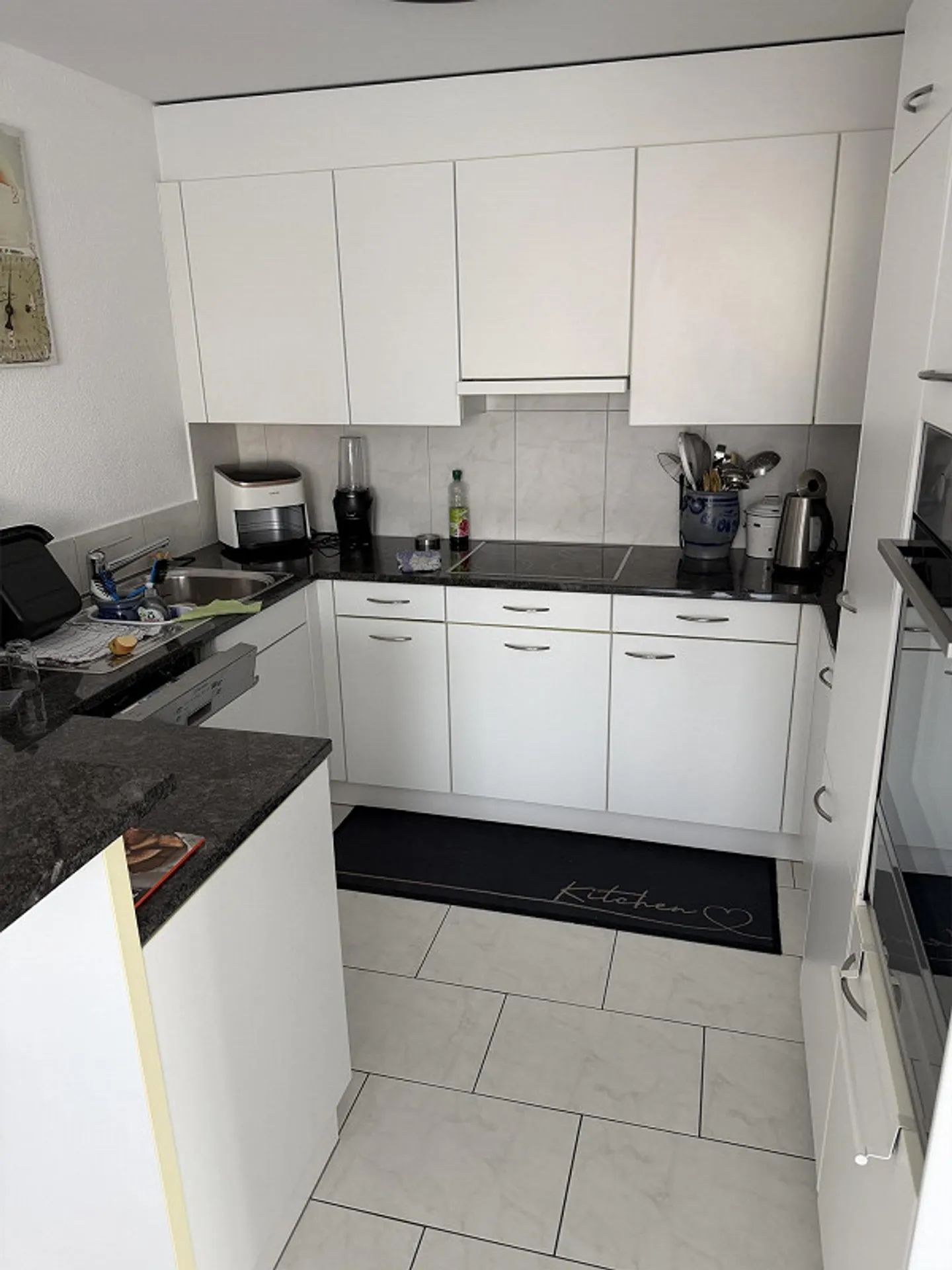 Attractive and freshly painted apartment with large balcony - Photo 7 of 9