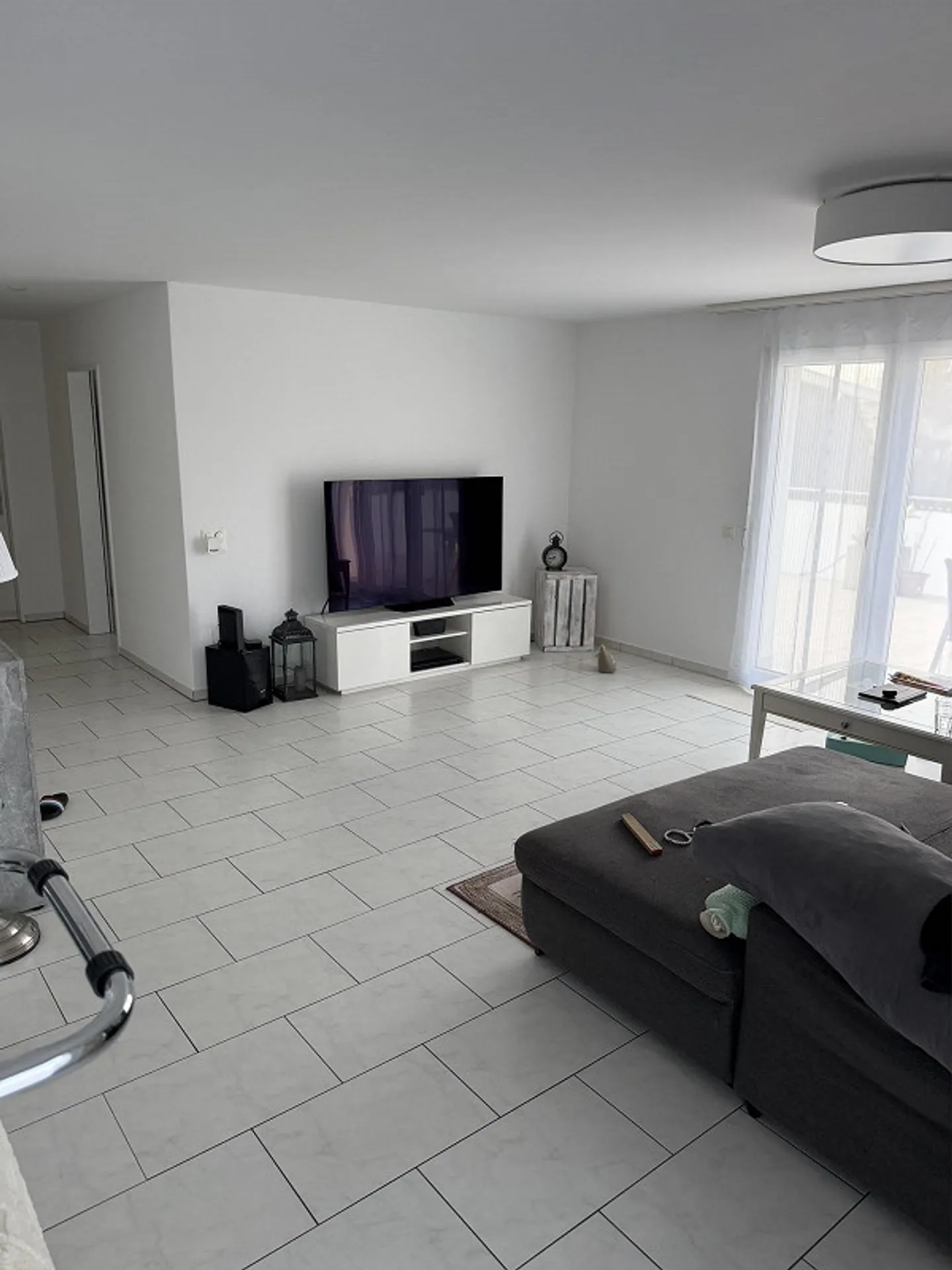 Attractive and freshly painted apartment with large balcony - Photo 8 of 9