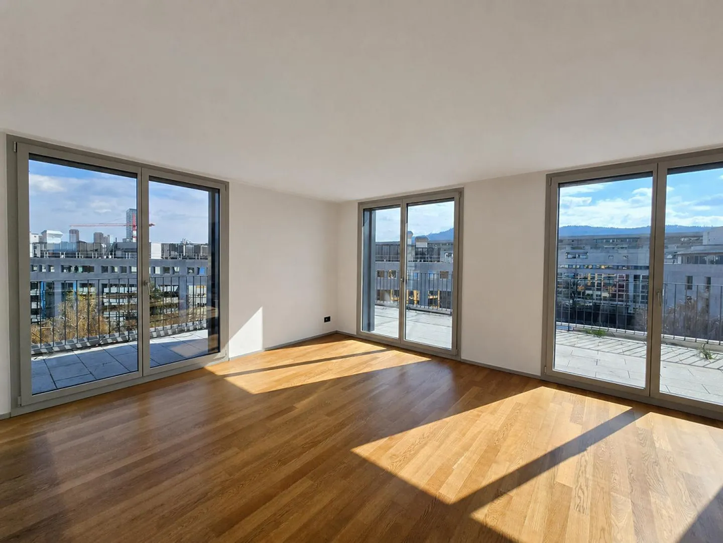 Sun-drenched 4.5-room penthouse apartment with 81 m² terrace - Photo 2 of 13