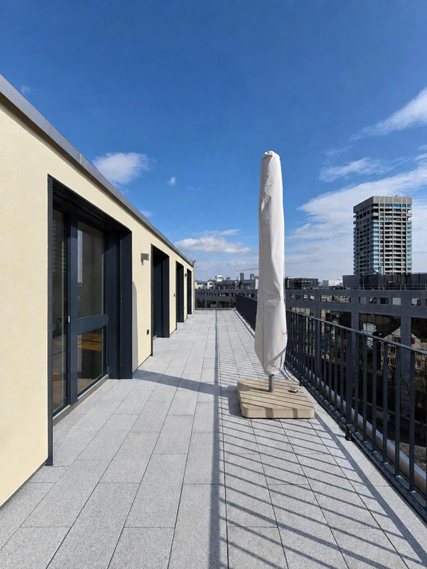 Sun-drenched 4.5-room penthouse apartment with 81 m² terrace - Photo 3 of 13