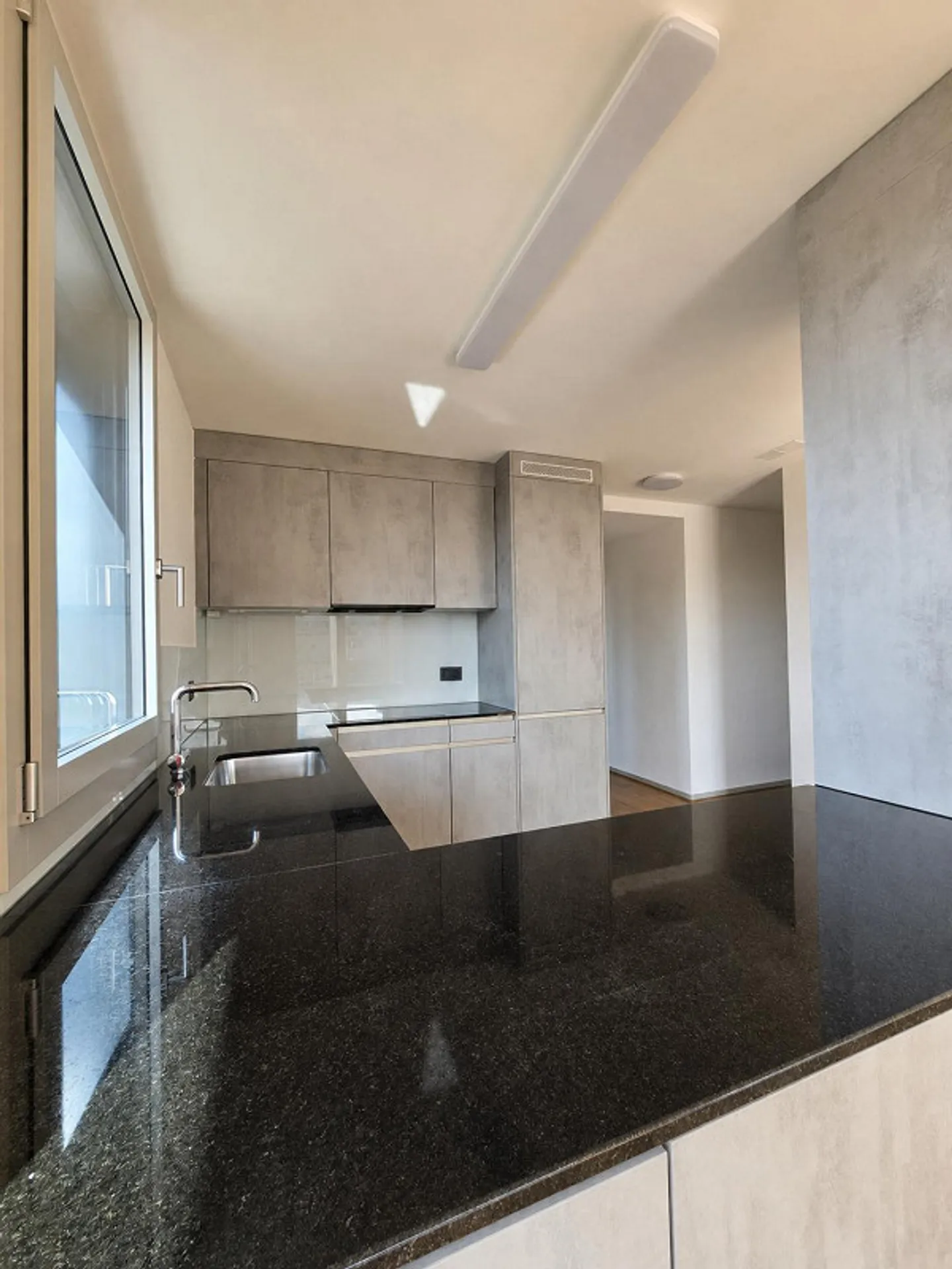 Sun-drenched 4.5-room penthouse apartment with 81 m² terrace - Photo 7 of 13